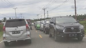 Macet beberapa kilo meter dari batas Kota Pariaman sampai ke Pasar Sungai Limau dan sebaliknya